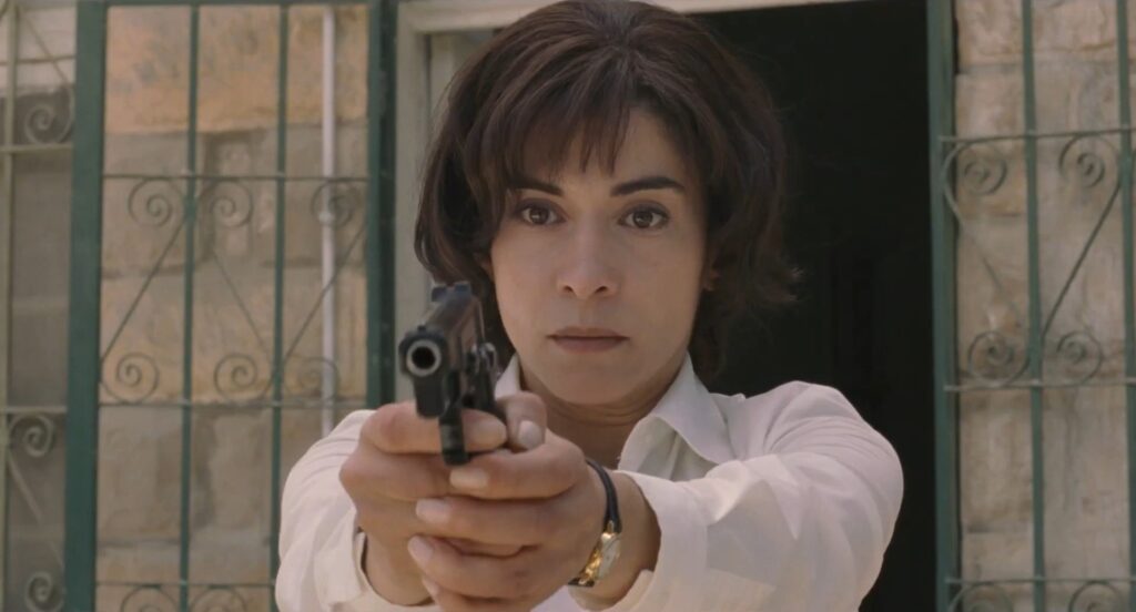銃を向けるナワル(ルブナ・アザバル)の画像。
