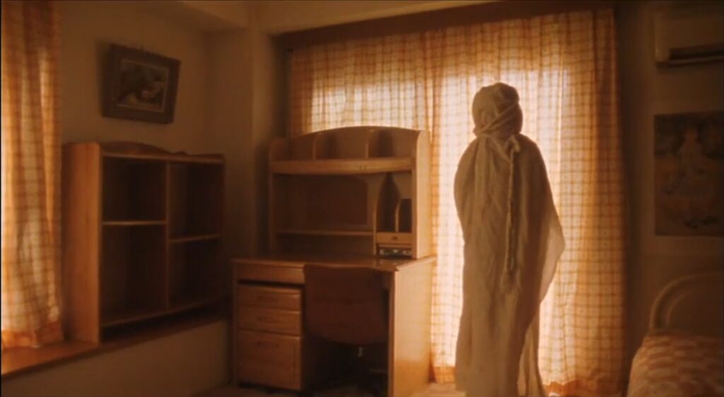 娘の部屋にいる白い布を被ったナニカの画像。
