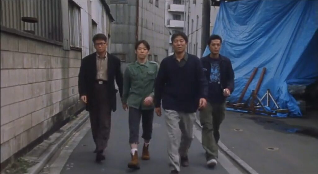 並んで歩く岩松(ダンカン)たちの画像。